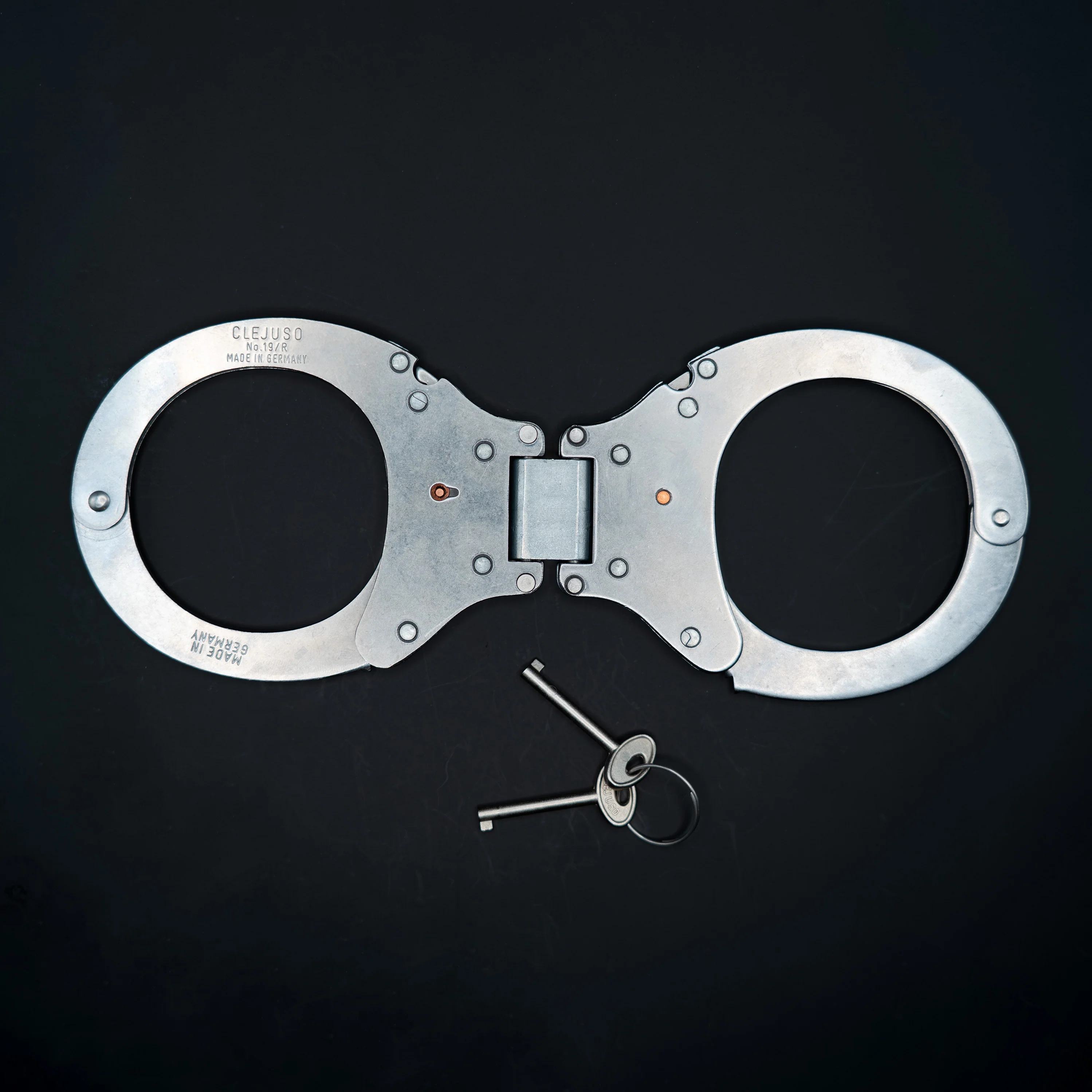 CLEJUSO GERMAN POLICE CUFFS 19R SLV - Image 5